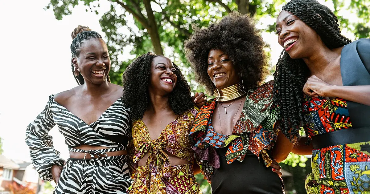 Mulheres negras em área urbana representando crescimento do emprego formal no Brasil.