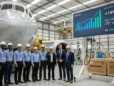 Avião da Boeing em pista de decolagem simbolizando a retomada financeira da companhia em 2026.