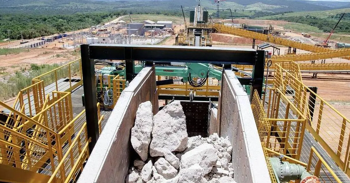 Área de mineração ligada à extração de minerais estratégicos utilizados na transição energética.