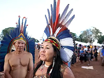 Artesã indígena relata dificuldade para encontrar penas devido ao desmatamento