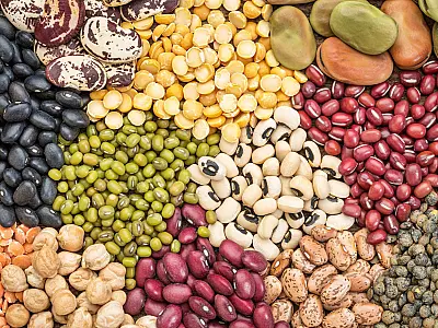 Especialistas orientam descartar a água do molho antes de cozinhar o feijão.