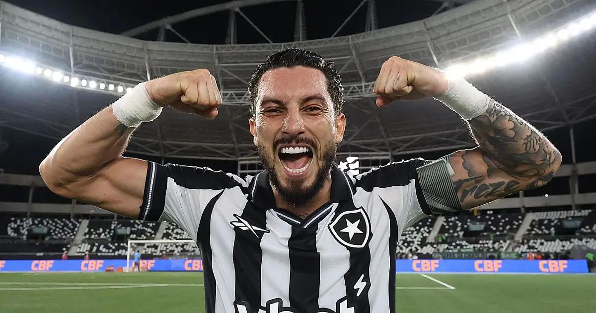 Alex Telles celebra após marcar pelo Botafogo contra a Chapecoense.