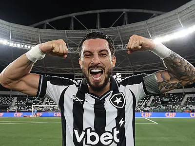 Alex Telles comemora gol da vitória do Botafogo na Copa do Brasil.