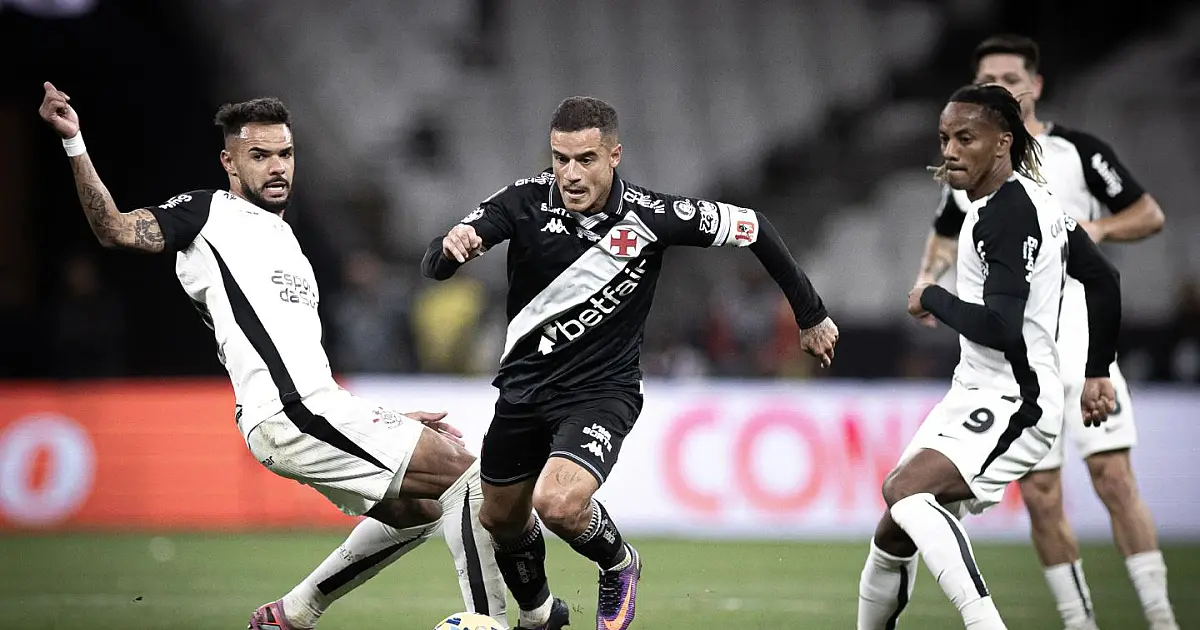 Jogadores de Corinthians e Vasco em campo antes de confronto pelo Campeonato Brasileiro.