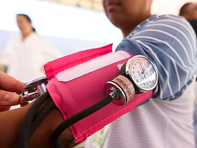 Controle da pressão alta depende de acompanhamento e hábitos saudáveis.