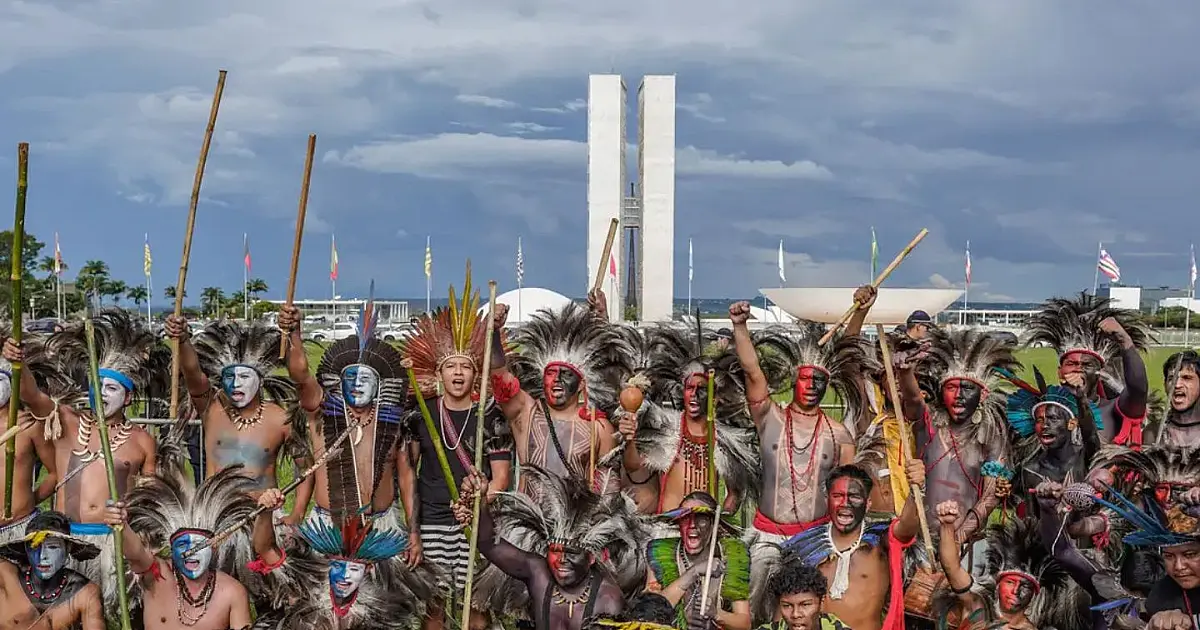 Indígenas reunidos em manifestação pública em defesa da demarcação de terras no Brasil.