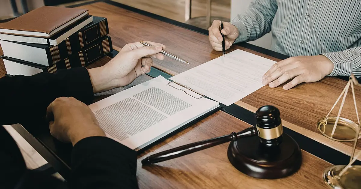 Advogados analisando documentos relacionados a processo de inventário.