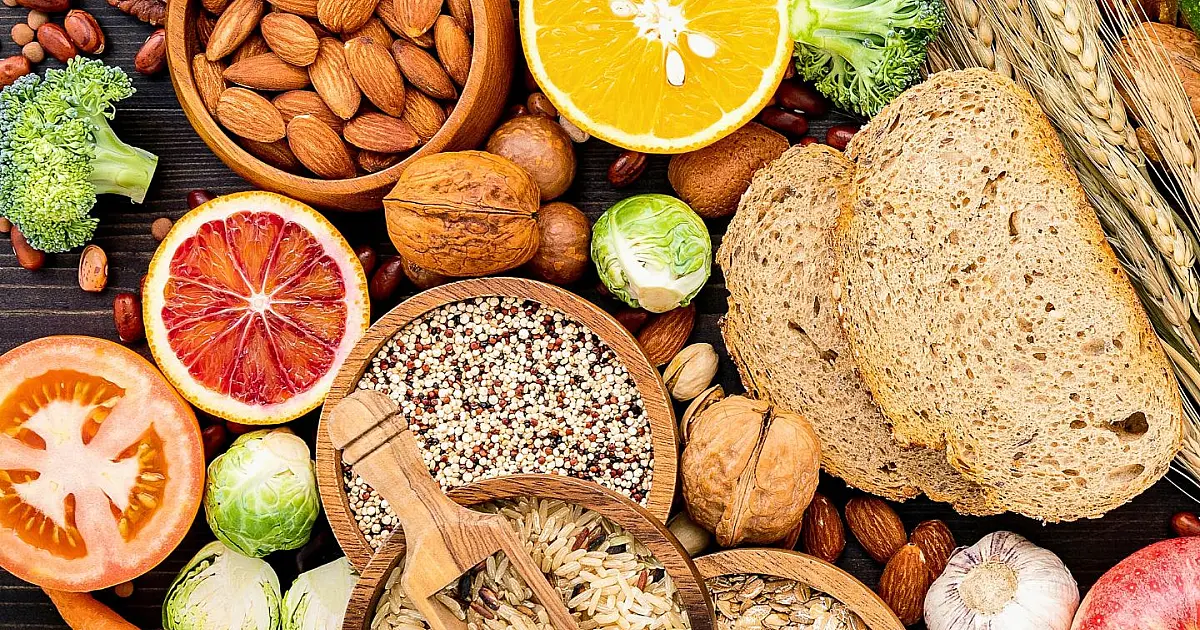 Variedade de alimentos integrais e naturais ricos em fibras para alimentação saudável