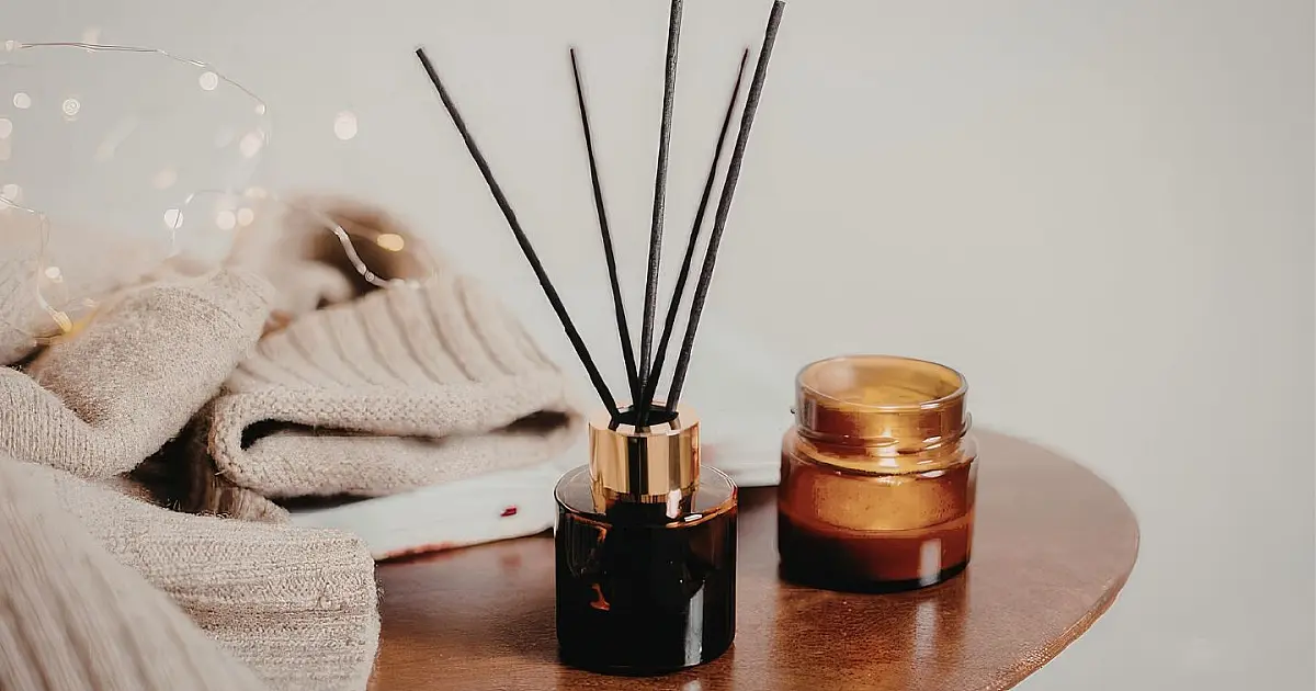 Difusor aromático em ambiente aconchegante representando fragrâncias para prosperidade no lar.