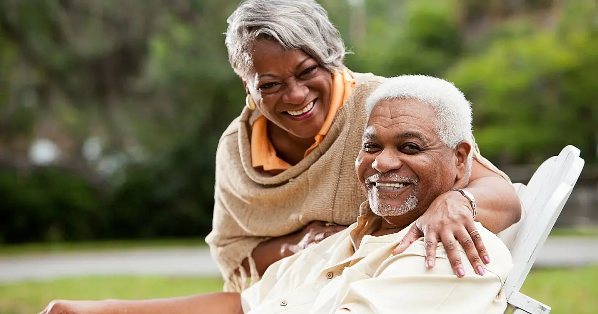 Casal de idosos sorrindo representando direitos e benefícios para pessoas acima de 60 anos.
