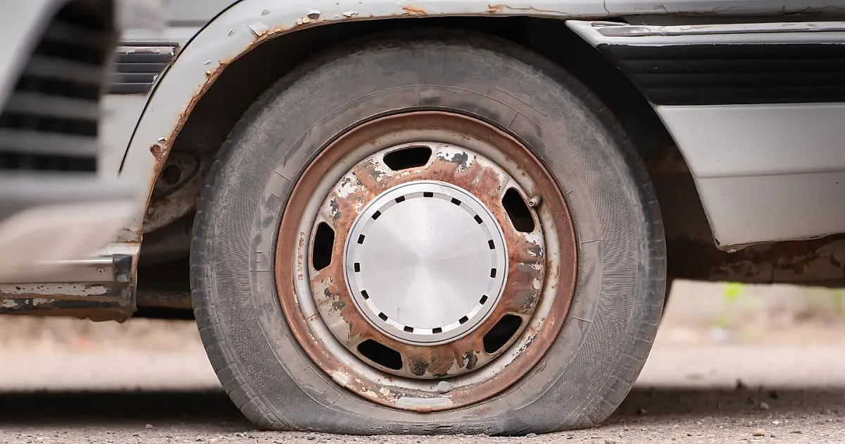 Pneu desgastado em carro antigo mostrando falta de sulcos