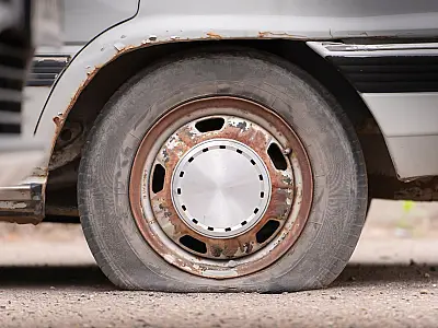 Pneus desgastados aumentam o risco de acidentes e podem gerar multa no trânsito.