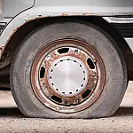 Motoristas que circulam com pneu careca podem receber multa e perder pontos na CNH