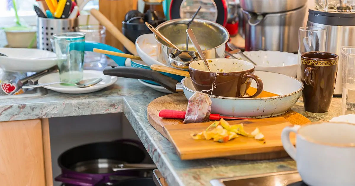 Cozinha desorganizada com louças acumuladas representando ambiente bagunçado.