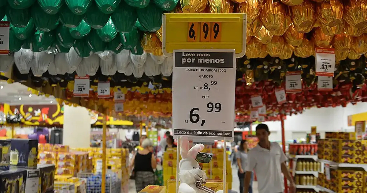 Ovos de Páscoa organizados em prateleiras de supermercado
