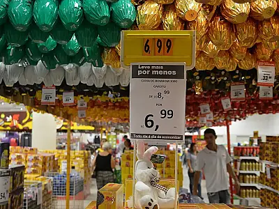 Ovos de Páscoa expostos em supermercado durante período sazonal