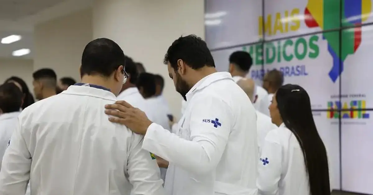 Profissional de saúde atendendo paciente em unidade do SUS durante programa Mais Médicos