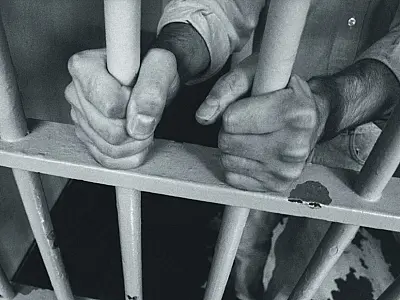 Nova lei em El Salvador permite punições severas para jovens a partir de 12 anos.