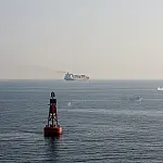 Estreito de Ormuz sob tensão: tráfego naval despenca 90% e gera alerta global