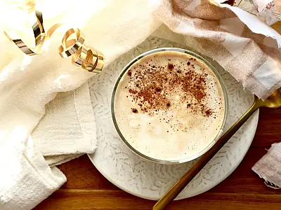 Adicionar canela e uma pitada de sal pode suavizar o sabor do café.