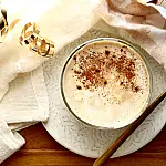 Misturar canela e uma pitada de sal no café pode melhorar o sabor da bebida