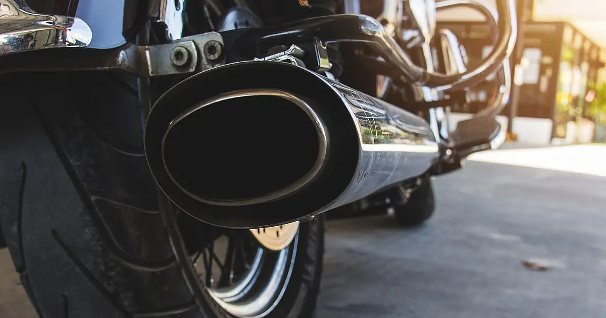 Escapamento de motocicleta em destaque durante fiscalização de trânsito.