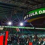 Lula discursa para milhares na Espanha e cobra coerência da esquerda