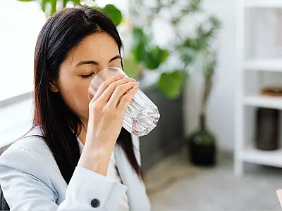 Beber água ao acordar pode ajudar na hidratação e no funcionamento do organismo.