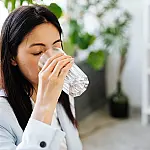 Beber água em jejum ao acordar pode gerar efeitos positivos no corpo