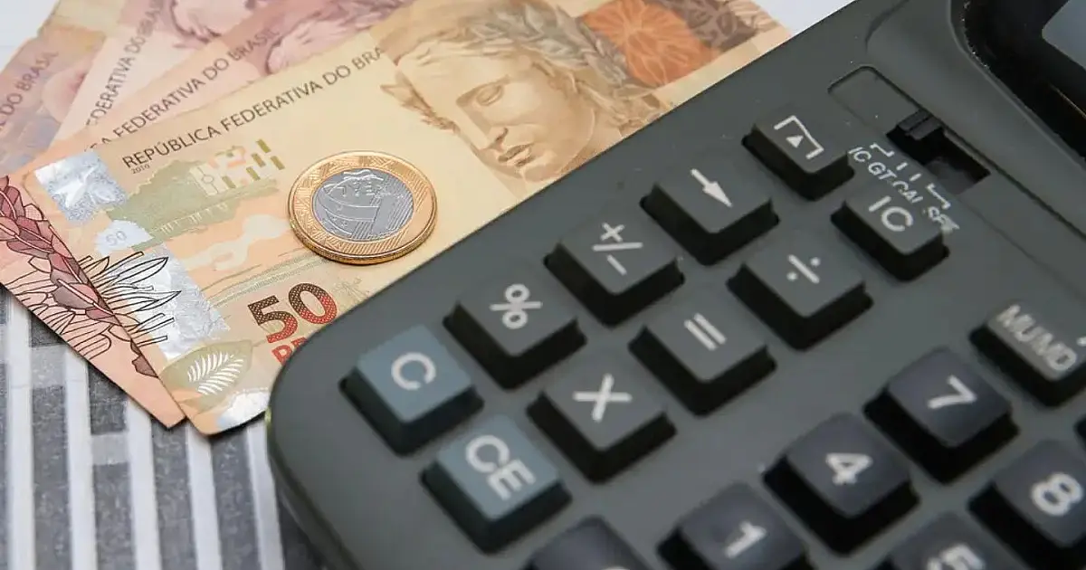 Calculadora e cédulas de dinheiro utilizadas para representar crescimento econômico