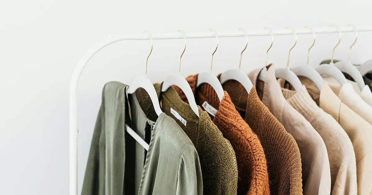 Roupas em cabides com cores variadas representando a psicologia das cores