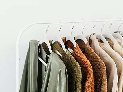 Roupas coloridas organizadas destacando diferentes tonalidades