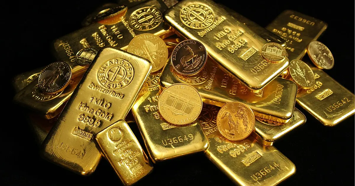 Moedas e barras de ouro sobre fundo escuro representando tesouro encontrado em navio naufragado.