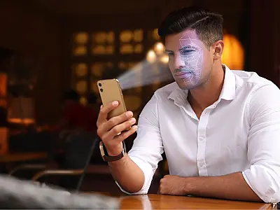 Usuário utiliza reconhecimento facial para desbloquear notebook em ambiente público