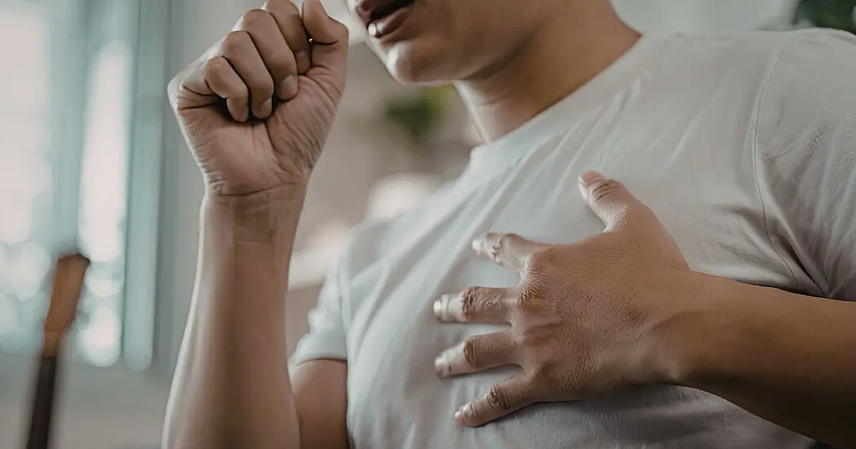 Pessoa com dificuldade respiratória durante infecção