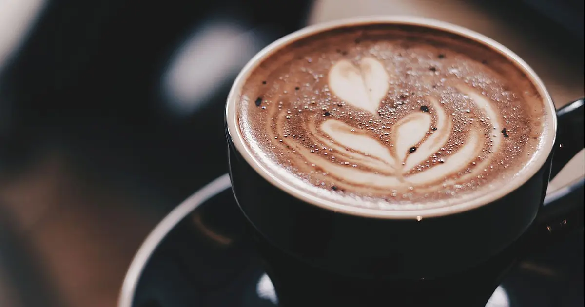 Xícara de café em destaque representando impactos na produção do grão no Brasil.