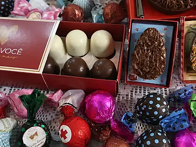 Estudo aponta que 90% pretendem adquirir chocolates na Páscoa mesmo com críticas aos valores dos ovos.