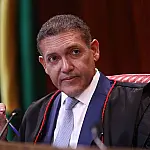 TSE manda suspender divulgação de pesquisa com Flávio Bolsonaro