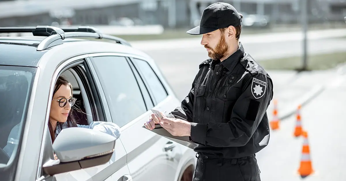 Policial conversa com motorista durante fiscalização de trânsito