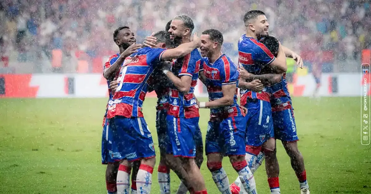 Jogadores do Fortaleza comemorando vitória que garantiu liderança da Série B