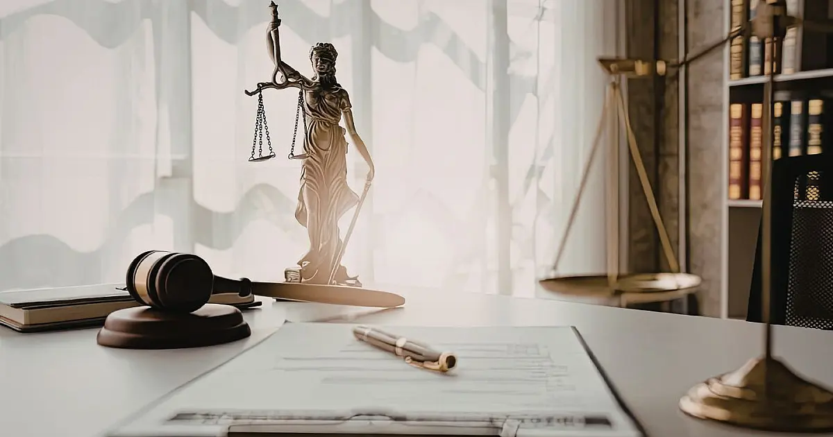 Símbolos da justiça em mesa de escritório representando aumento de penas no Brasil