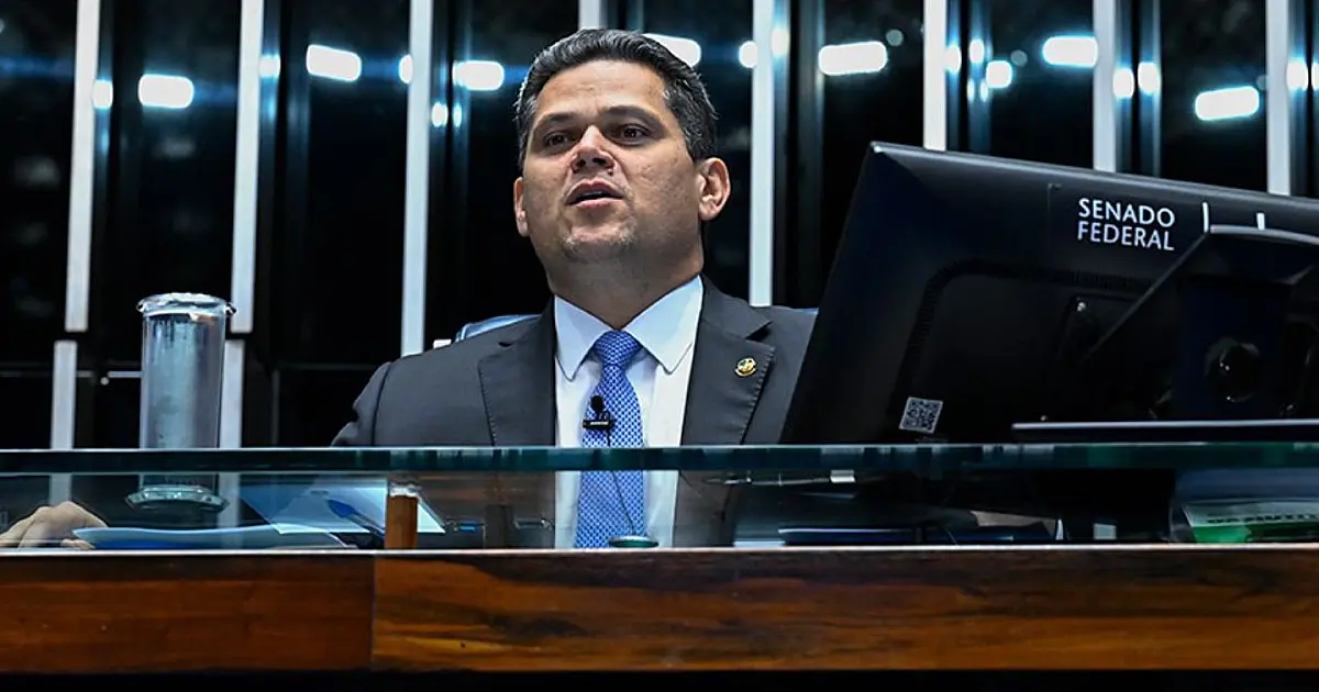 Presidente do Senado Davi Alcolumbre durante sessão oficial no Congresso Nacional.