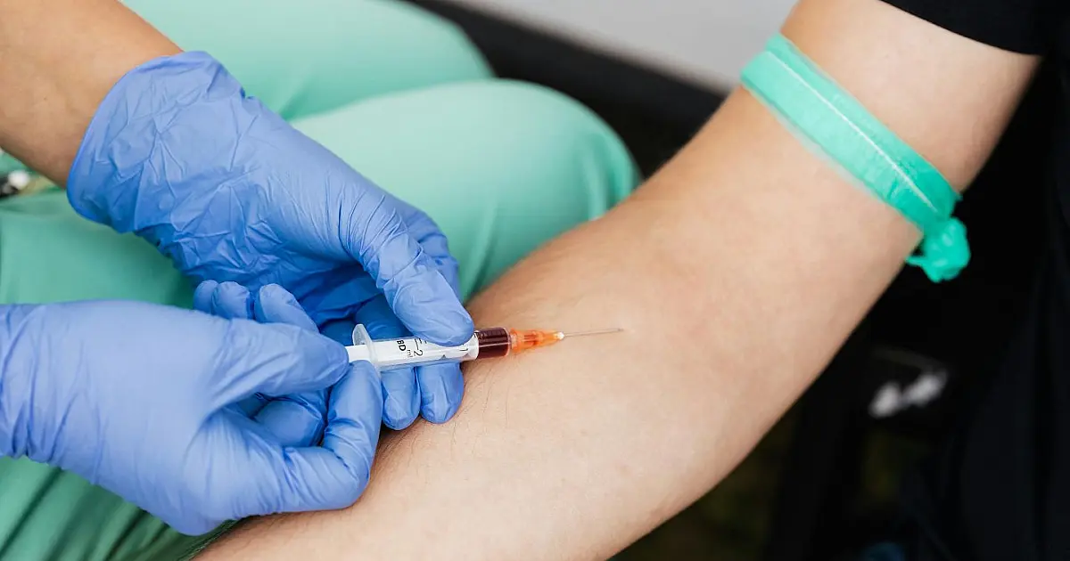 Profissional coletando amostra para exame toxicológico da CNH