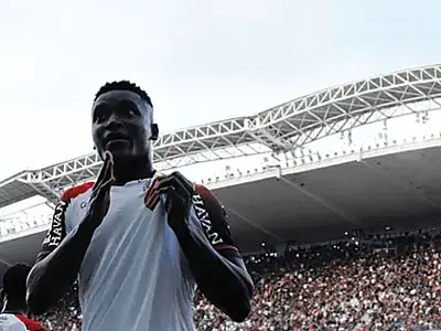 Atletas disputam espaço em campo durante as partidas decisivas do campeonato nacional.