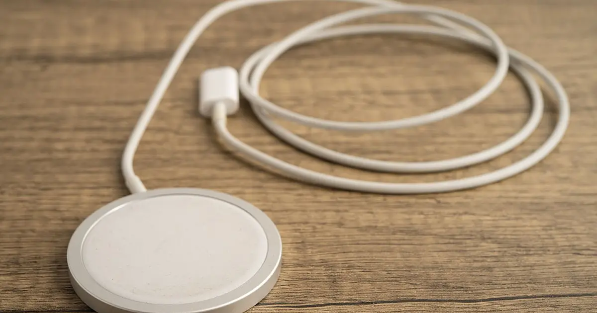 Base de carregamento sem fio magnético sendo usada por smartphone moderno