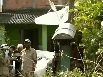Equipes de resgate trabalham nos destroços do avião que caiu em área residencial de Nova Iguaçu.
