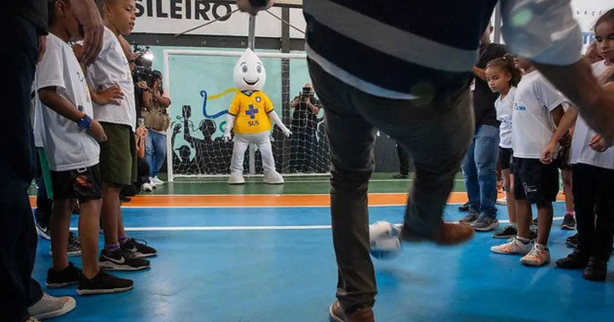 Profissional de saúde aplicando vacina contra sarampo durante campanha voltada a viajantes da Copa do Mundo de 2026.