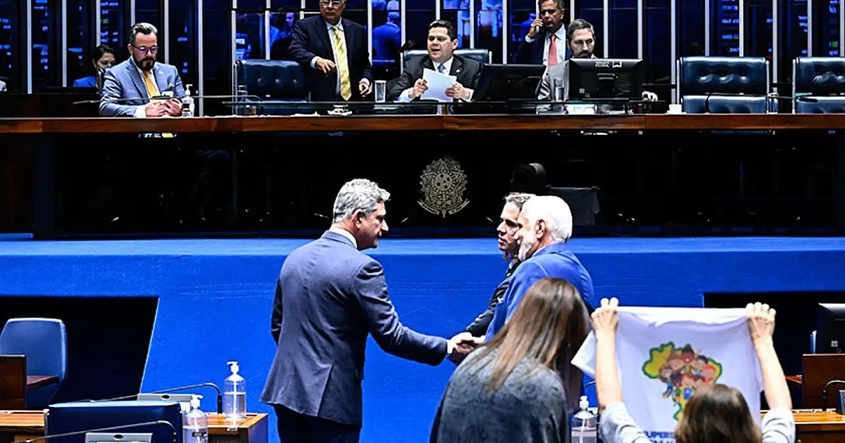 Vista ampla do painel eletrônico e das bancadas do Plenário do Senado Federal durante a sessão de votação noturna.