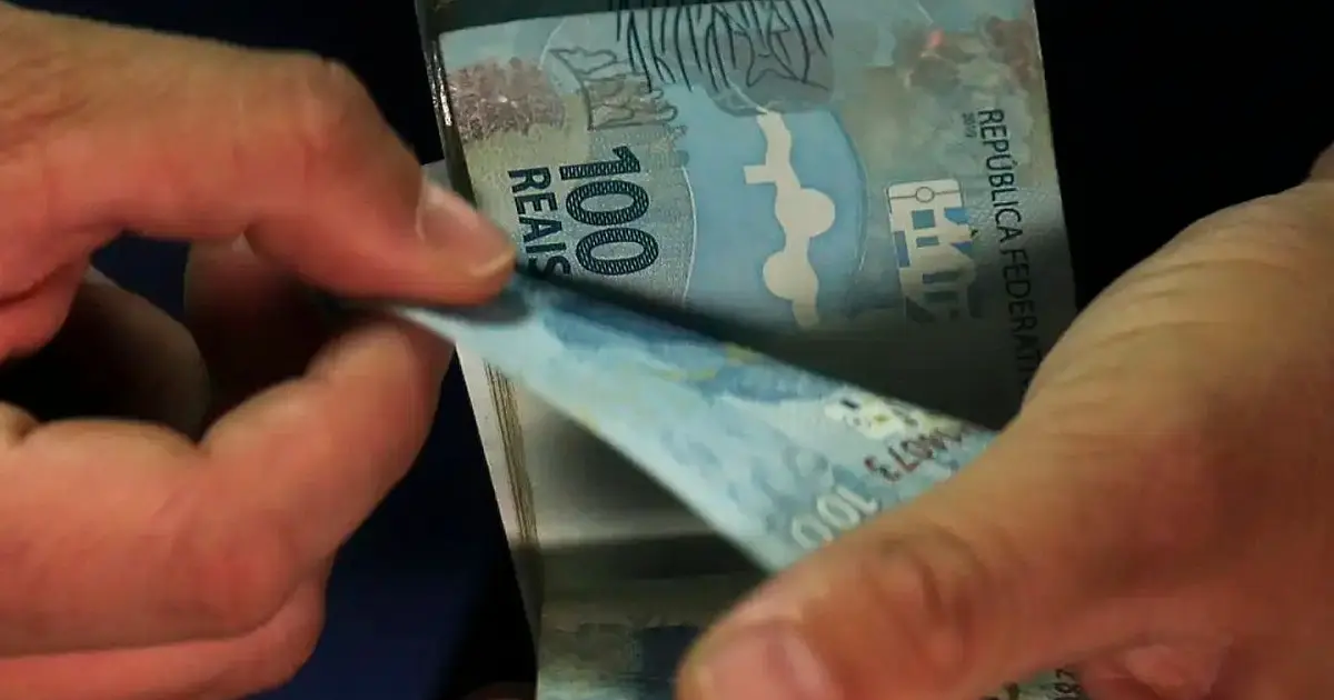 Pessoa utilizando aplicativo bancário para renegociar dívidas pelo Desenrola Brasil