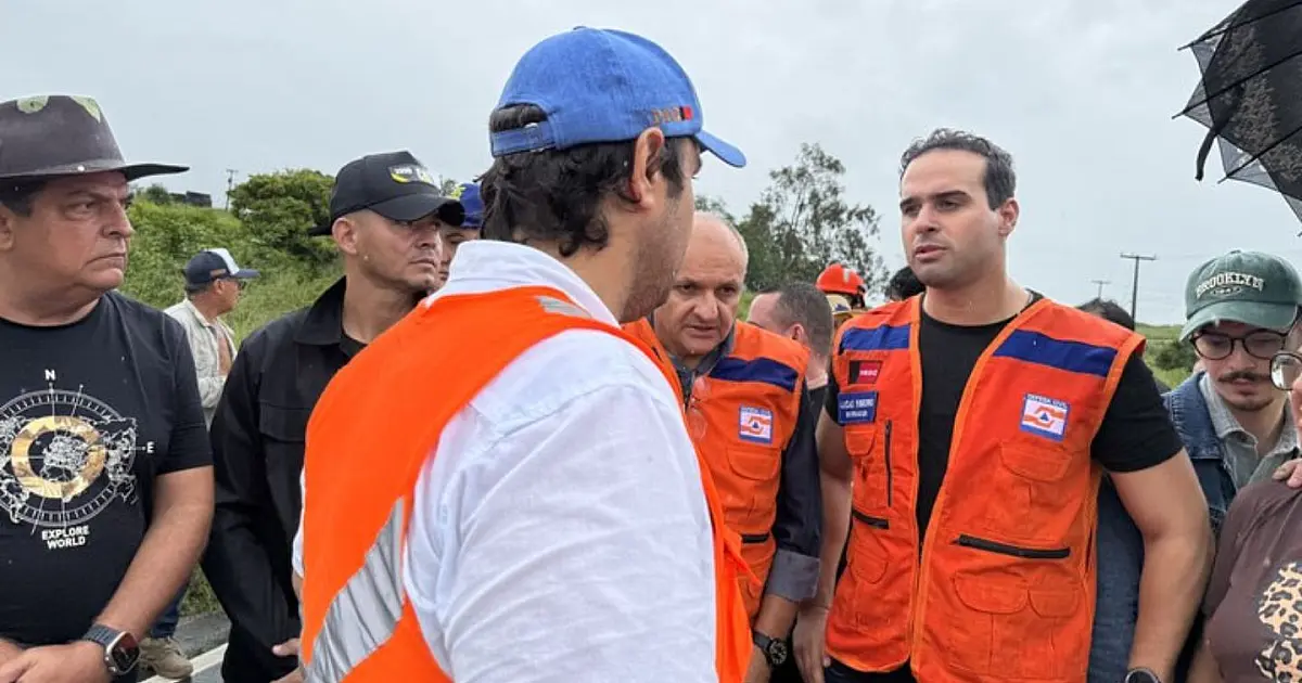 Lucas Ribeiro em visita a município afetado por chuvas na Paraíba
